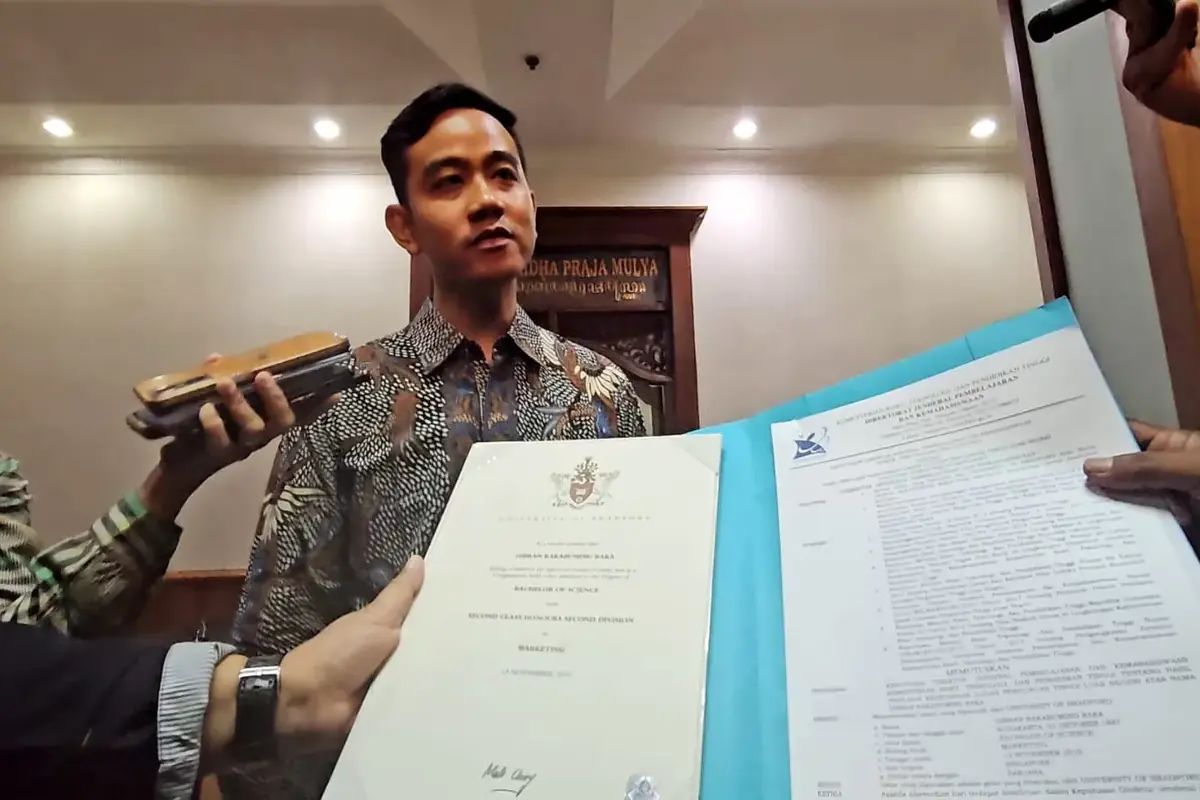Surat penyetaraan Gibran hanya menyatakan pendidikan setara kelas 12 SMA, bukan ijazah. Mantan anggota KPU menjelaskan batas verifikasi dokumen.
